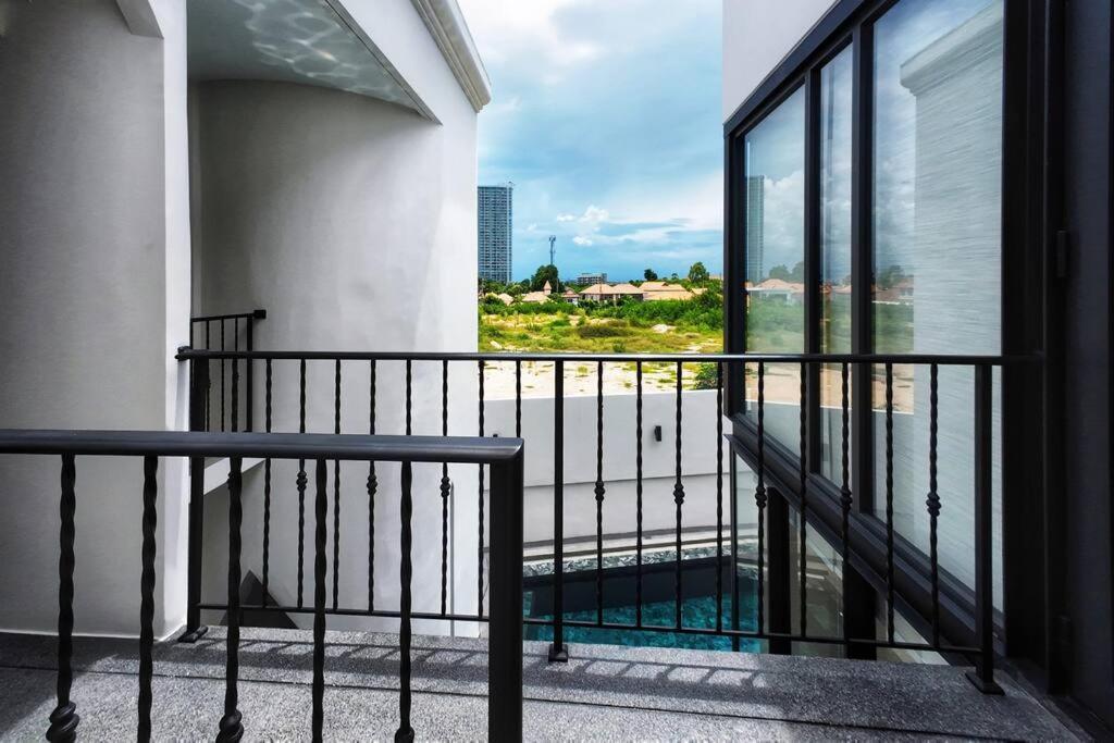Pupae Pool Inara Villa Pattaya