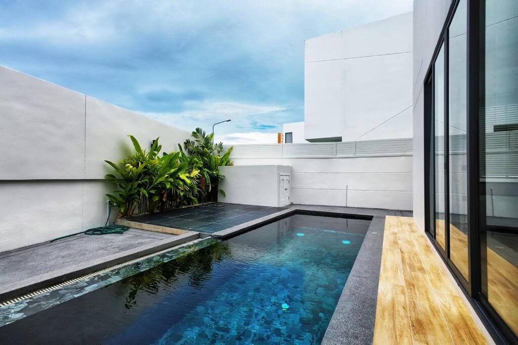 Pupae Pool Inara Pattaya